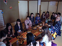 日本の文化に触れてもらうため、茶道部部室にて交流会が行われました